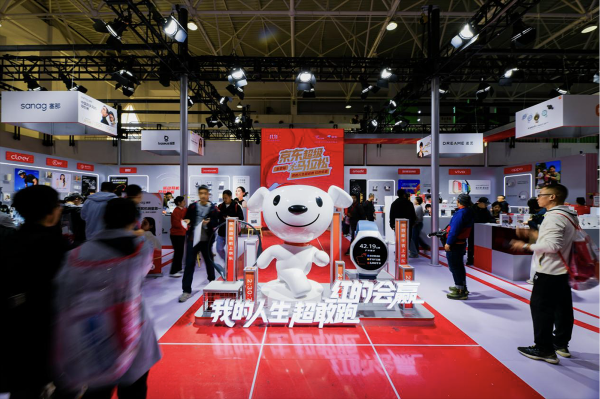 股顺网 京东燃动北京马拉松 智能手表助力跑者精准配速刷新PB